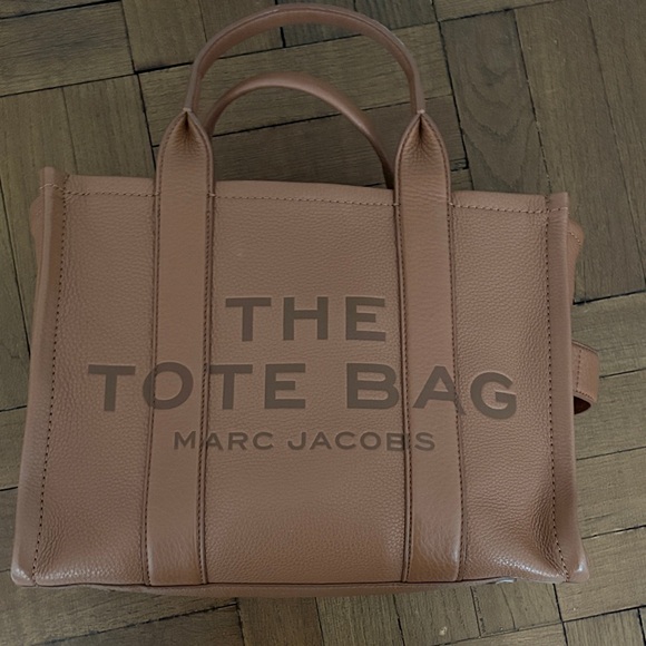 Marc Jacobs Handbags - Marc Jacobs The Leather Medium Tote Bag